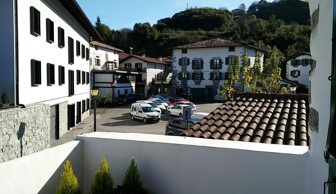 Отель Hostal Ekaitza Лесака Экстерьер фото