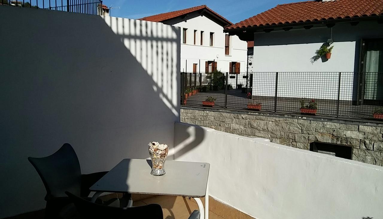 Отель Hostal Ekaitza Лесака Экстерьер фото