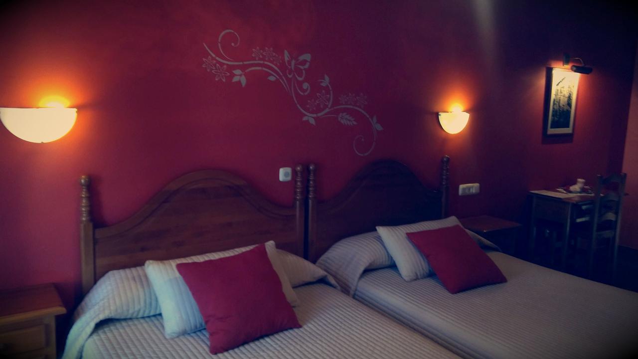 Отель Hostal Ekaitza Лесака Экстерьер фото