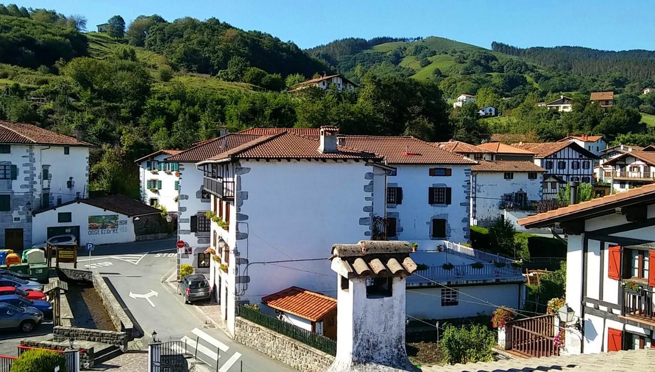 Отель Hostal Ekaitza Лесака Экстерьер фото
