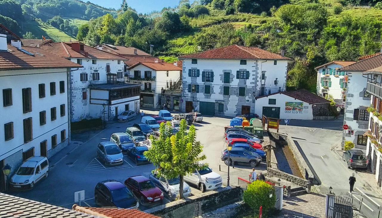 Отель Hostal Ekaitza Лесака Экстерьер фото