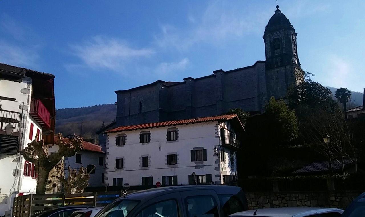 Отель Hostal Ekaitza Лесака Экстерьер фото
